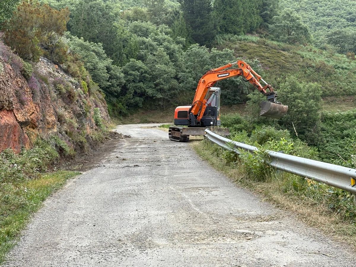 Una pala trabaja en la pista a Fonceca.