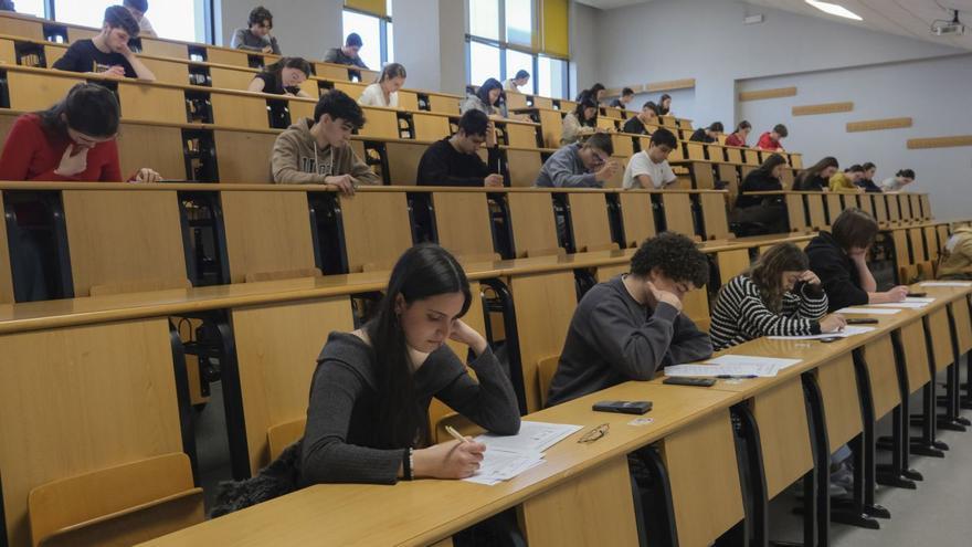 Los alumnos realizaron la prueba en un aula de la Facultad de Ciencias, durante tres horas.