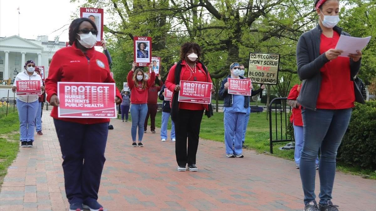 Un grupo de enfermeras protestan en Washington por la falta de medidas de seguridad en los hospitales.