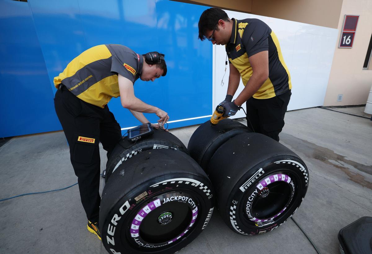 El staff de Pirelli tratando los neumáticos de Red Bull en Baréin