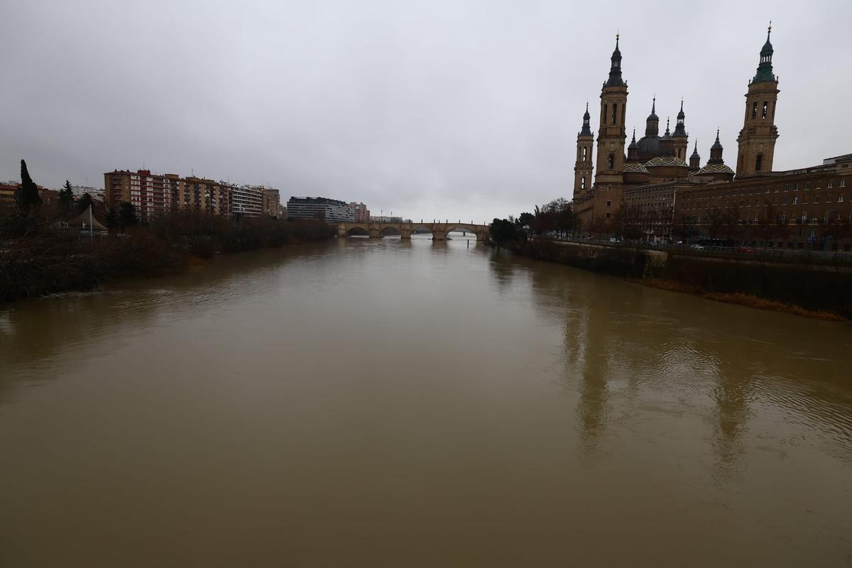 En imágenes I Así pasa el Ebro por Zaragoza tras las lluvias de los últimos días