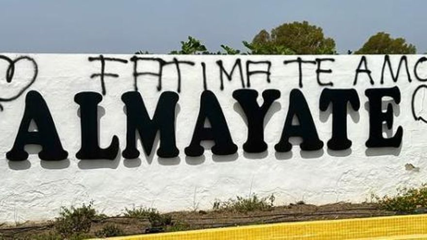 Un &quot;te amo&quot; en el lugar equivocado: así respondió un pueblo de Málaga al mural más comentado