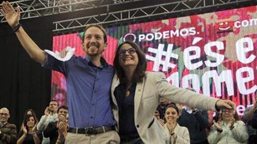 Iglesias y Oltra saludan a los simpatizantes que llenaron el pabellón Pedro Ferrándiz de Alicante.