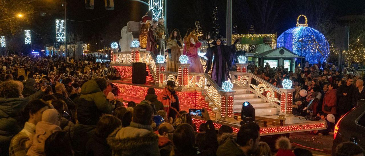 Una de las carrozas de la Cabalgaza del pasado año, con varios personajes Disney. | Jose Luis Fernández