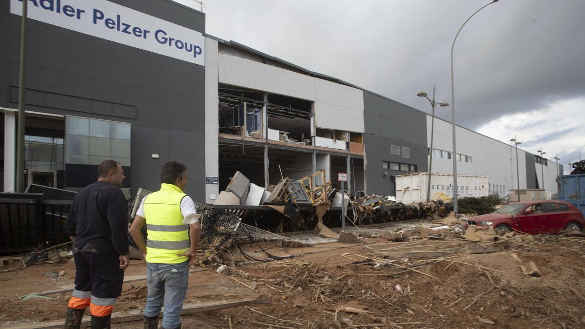 Un trabajador oberva los daños en una nave en el polígono industrial la Reva de Riba-roja