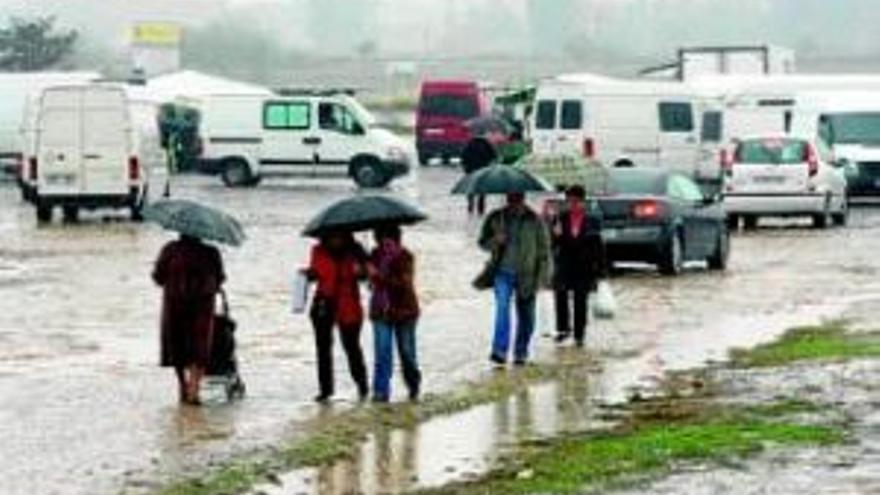 Los vendedores protestan en el centro por el estado del mercadillo