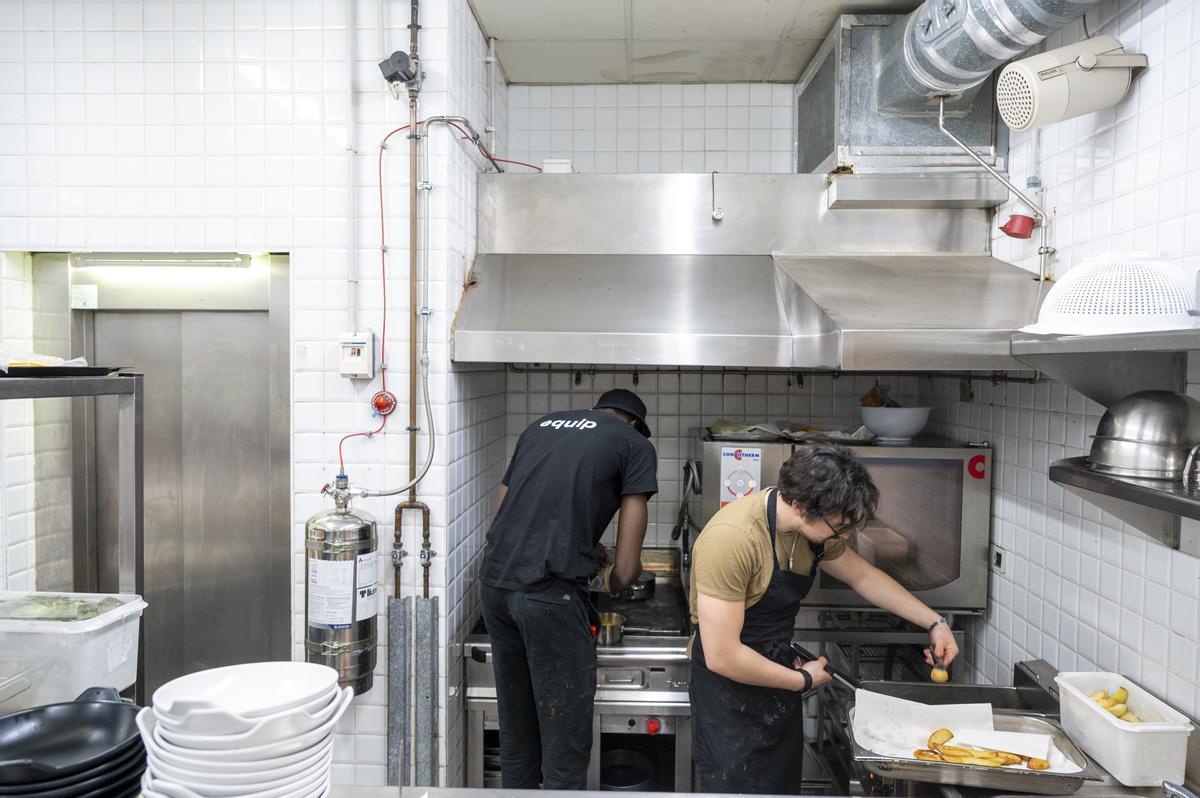  Cocina del bar restaurante del  Lliure en Montjuic con personal de la Fundació Mescladís. Fotografía de Jordi Cotrina