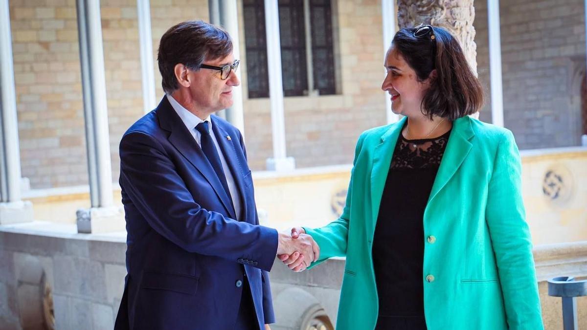 El president de la Generalitat, Salvador Illa, con la cónsul de Francia en Barcelona, Azar Agah-Ducrocq, este martes