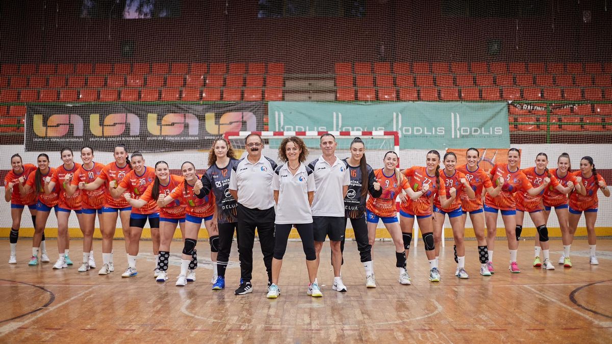Plantilla del equipo Sénior femenino del Handbol Mislata de la pasada temporada.
