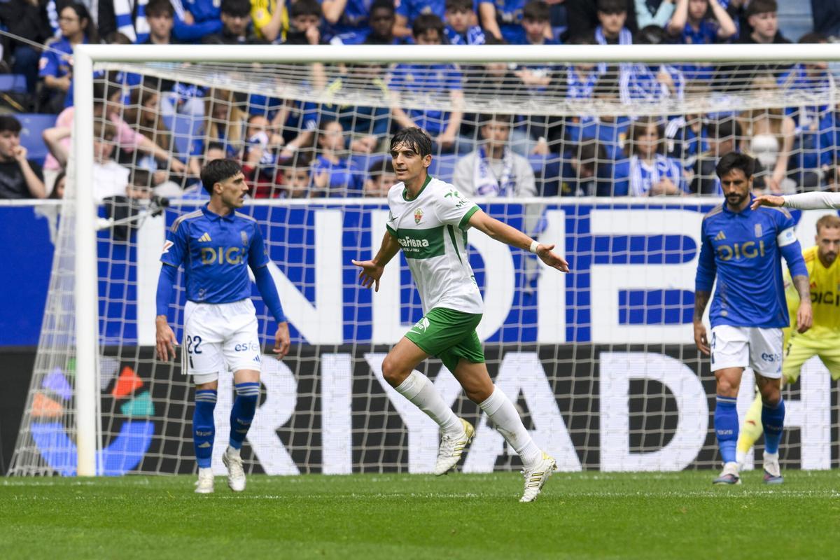 Gonzalom Villar celebra su gol anste el Oviedo.