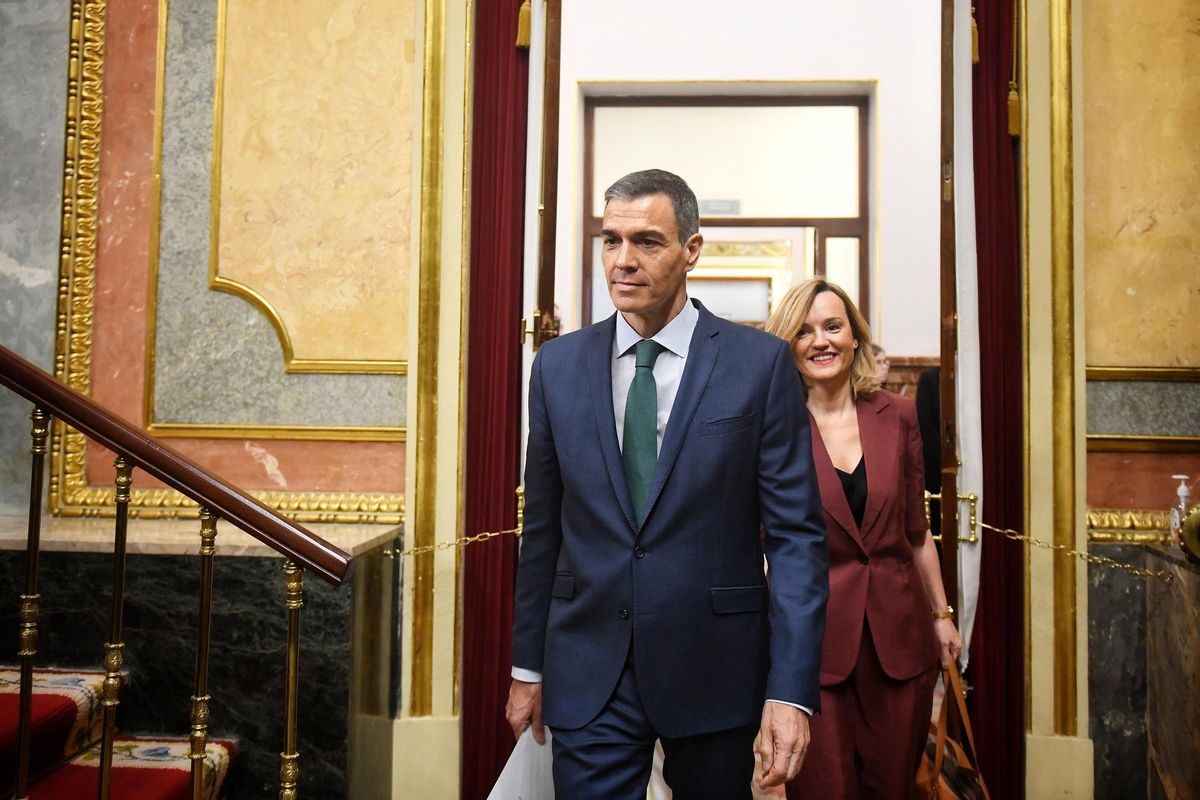 El presidente del Gobierno, Pedro Sánchez, y la ministra de Educación, Formación Profesional y Deportes, Pilar Alegría, durante una sesión de control al Gobierno, en el Congreso de los Diputados.