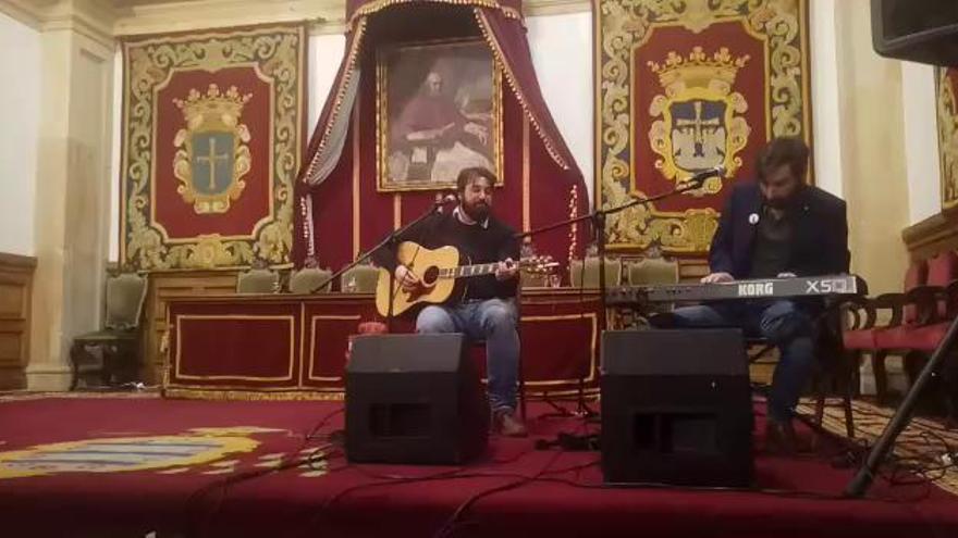 Pablo Moro y Alfredo González cantan el poema "Entonces" de Ángel González