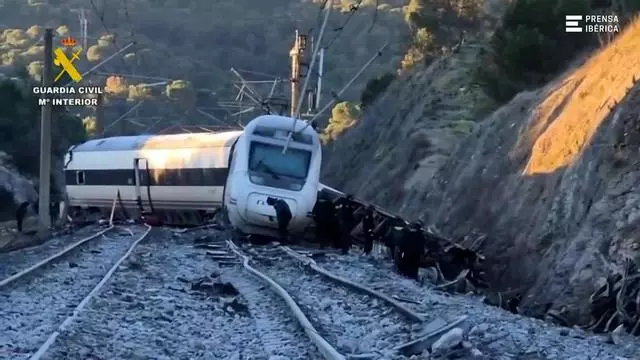 Técnicos de la Guardia Civil comienzan a inspeccionar el lugar del accidente de los trenes