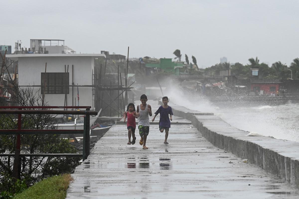 Un muerto y miles de desplazados tras el paso del tifón Doksuri por el norte de Filipinas