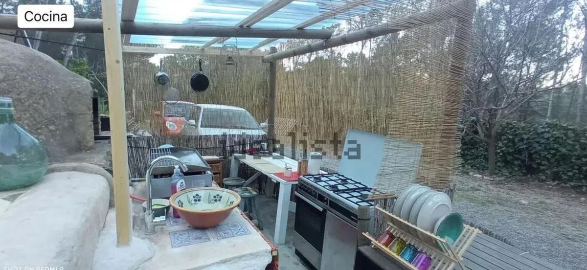 La cocina está fuera del estudio.