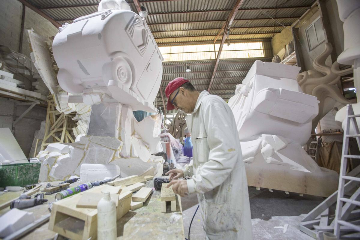 Constructores de Hogueras que plantan en Valencia terminan los últimos retoques de sus monumentos