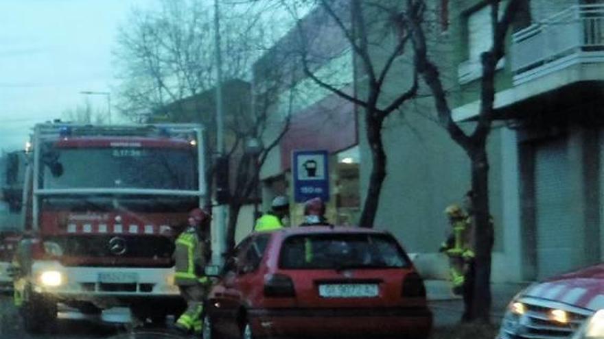 Un moment de la intervenció dels bombers ahir al matí.