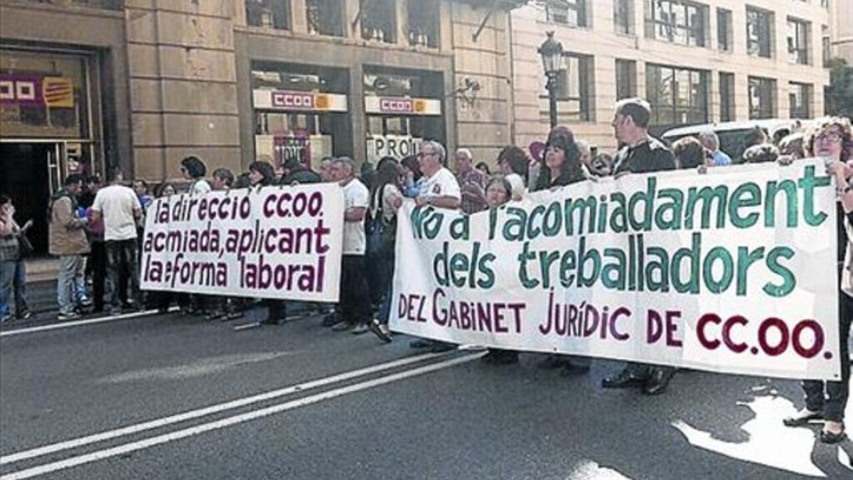 Protesta 8 Trabajadores de CCOO cortan la Via Laietana, ayer.