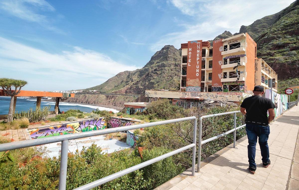 El Hotel Neptuno, entre Bajamar y la Punta del Hidalgo.