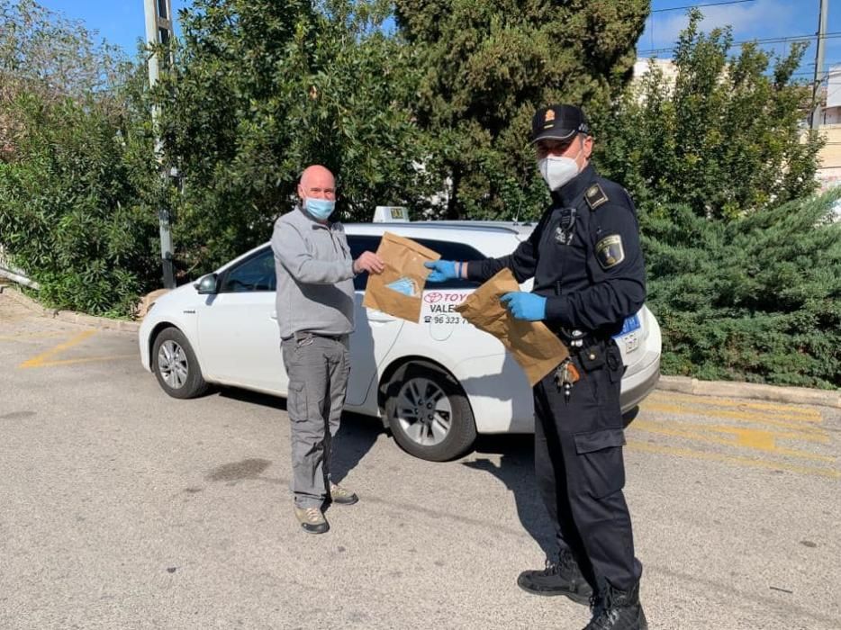 Reparto de mascarillas en la calle y en establecimientos de Godella.