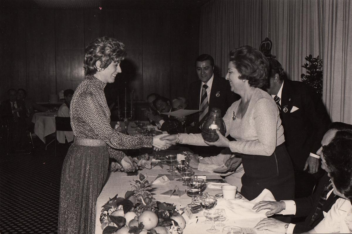 Entrega del premio estímulo a la magia femenina en el Congreso Mágico Nacional de Oviedo en 1975.