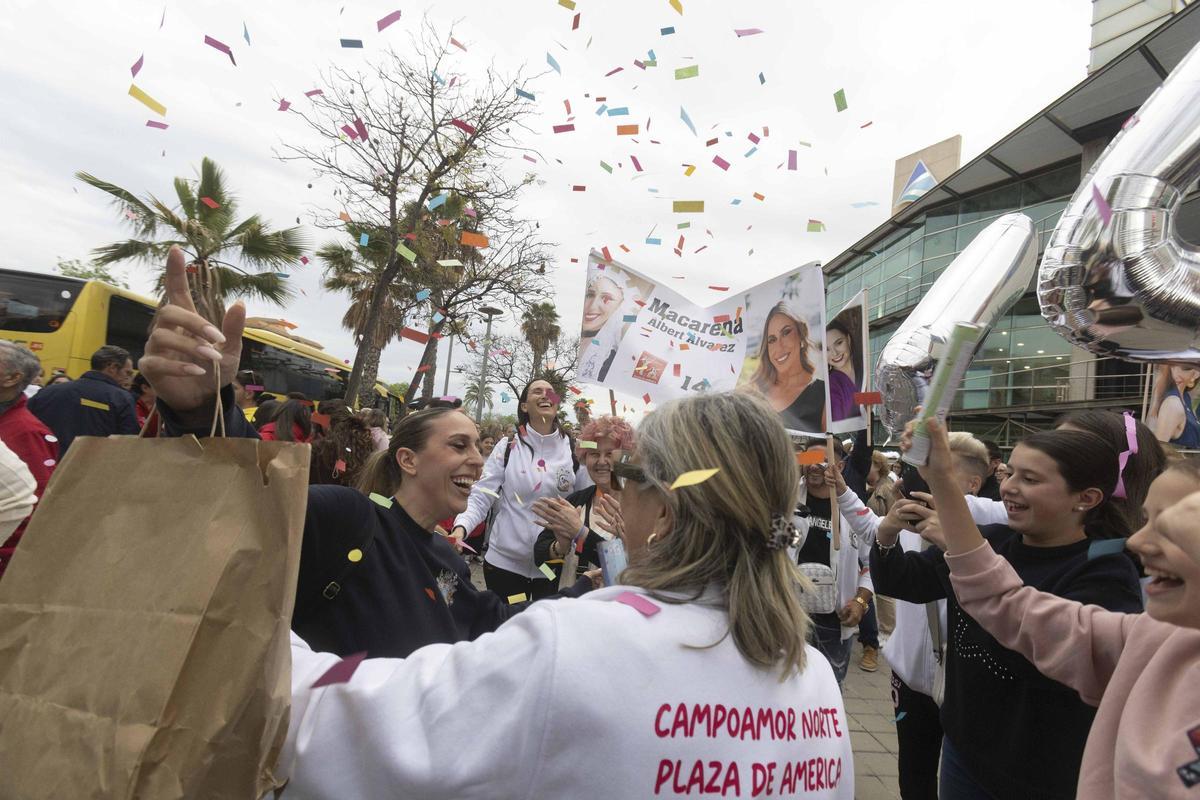 Las candidatas regresan a Alicante arropadas por una emotiva bienvenida de foguerers, en imágenes Las candidatas regresan a Alicante arropadas por una emotiva bienvenida de foguerers, en imágenes