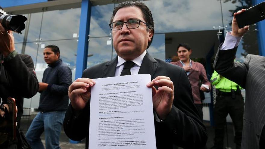 El abogado del bufete del exjuez Garzón muestra la denuncia presentada el lunes en Ecuador.