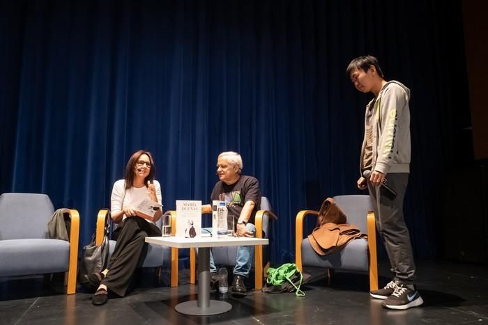 María Dueñas, con escolares en Tenerife