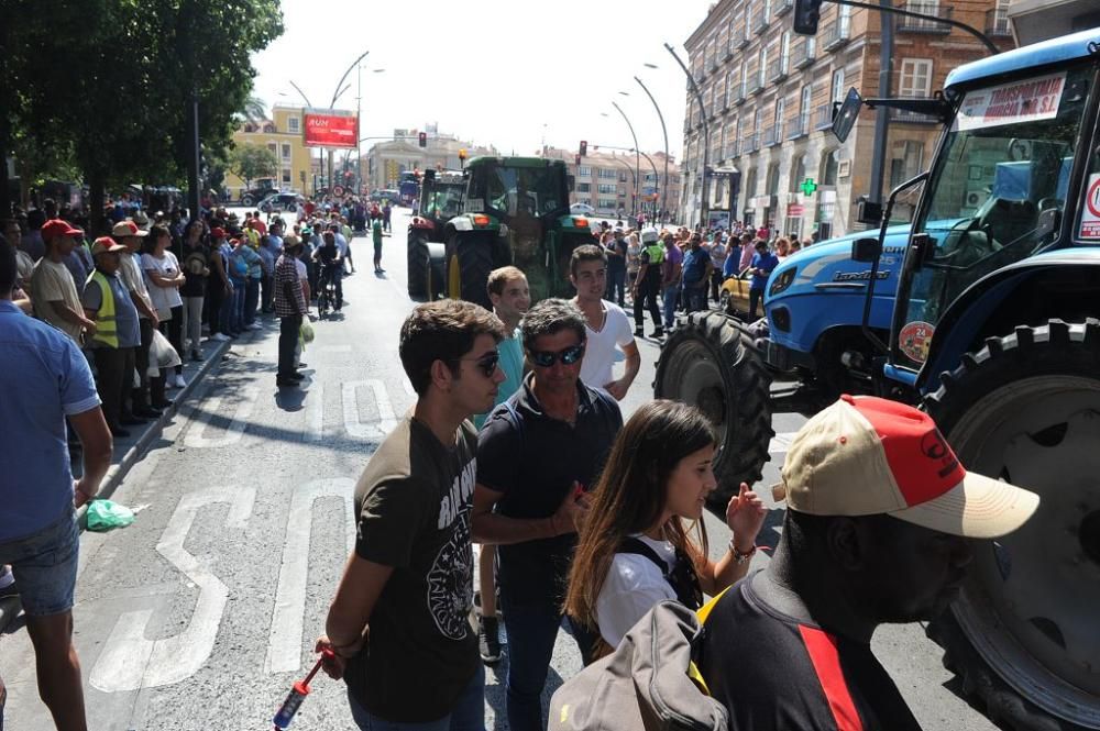 La Gran Vía de Murcia, paralizada por los agricultores