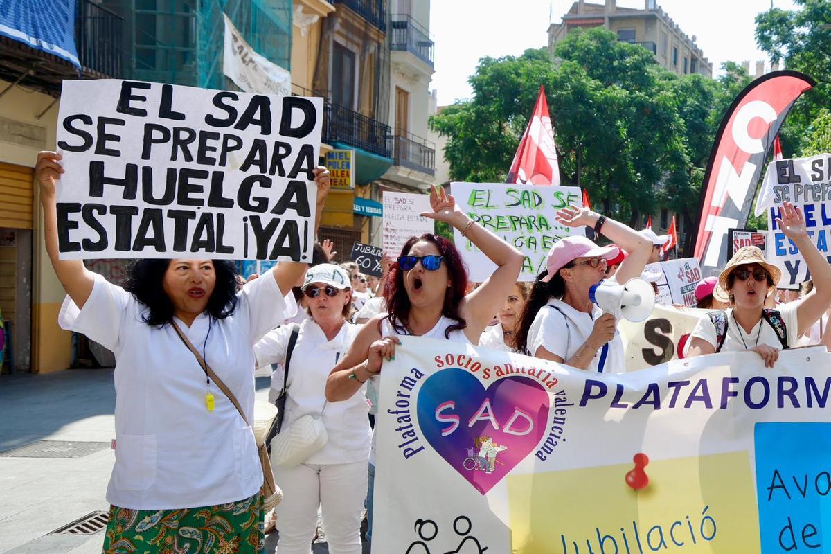Las trabajadoras del SAD salen a la calle para exigir condiciones dignas y un servicio de calidad