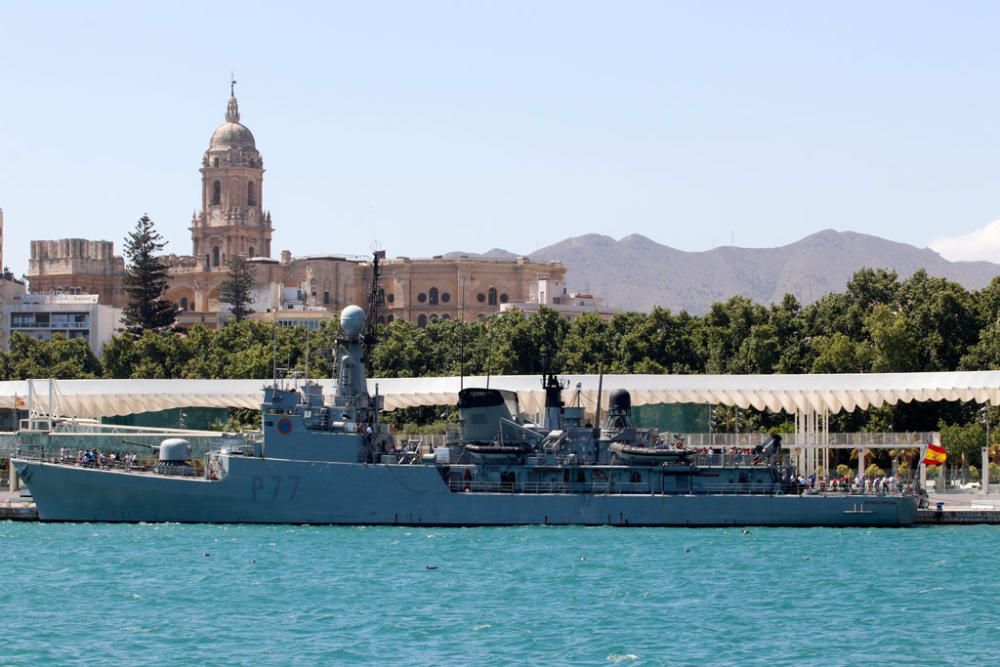 El buque de la Armada 'Infanta Cristina' abre sus puertas al público durante los dos días que estará atracado en el muelle dos del Puerto de Málaga.