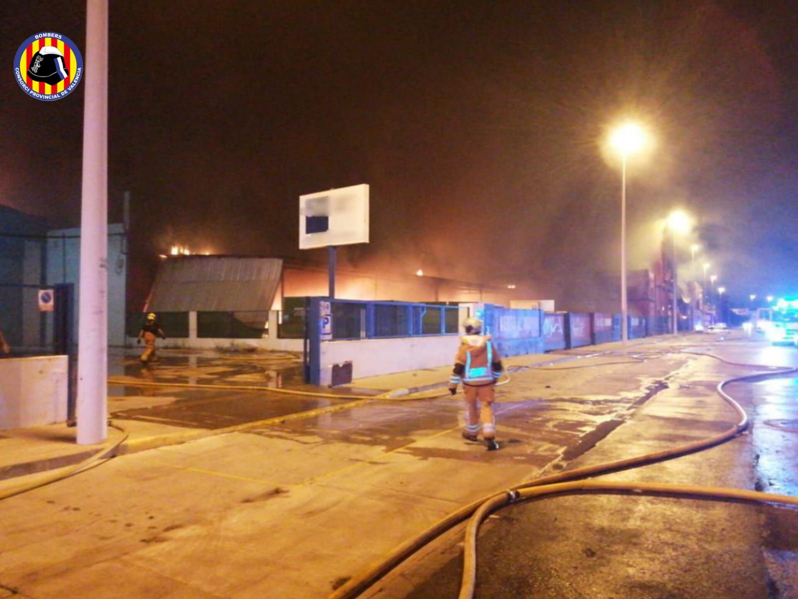 El incendio del bazar en Manises, desde cerca