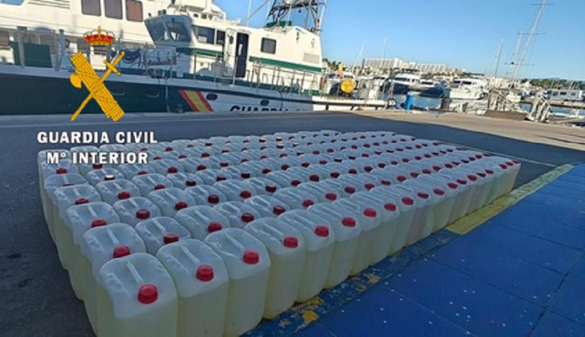 Petacas de gasolina junto a la patrullera de la Guardia Civil.