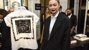 Gigi Hadid, con su camisa homenaje de Lagerfeld.