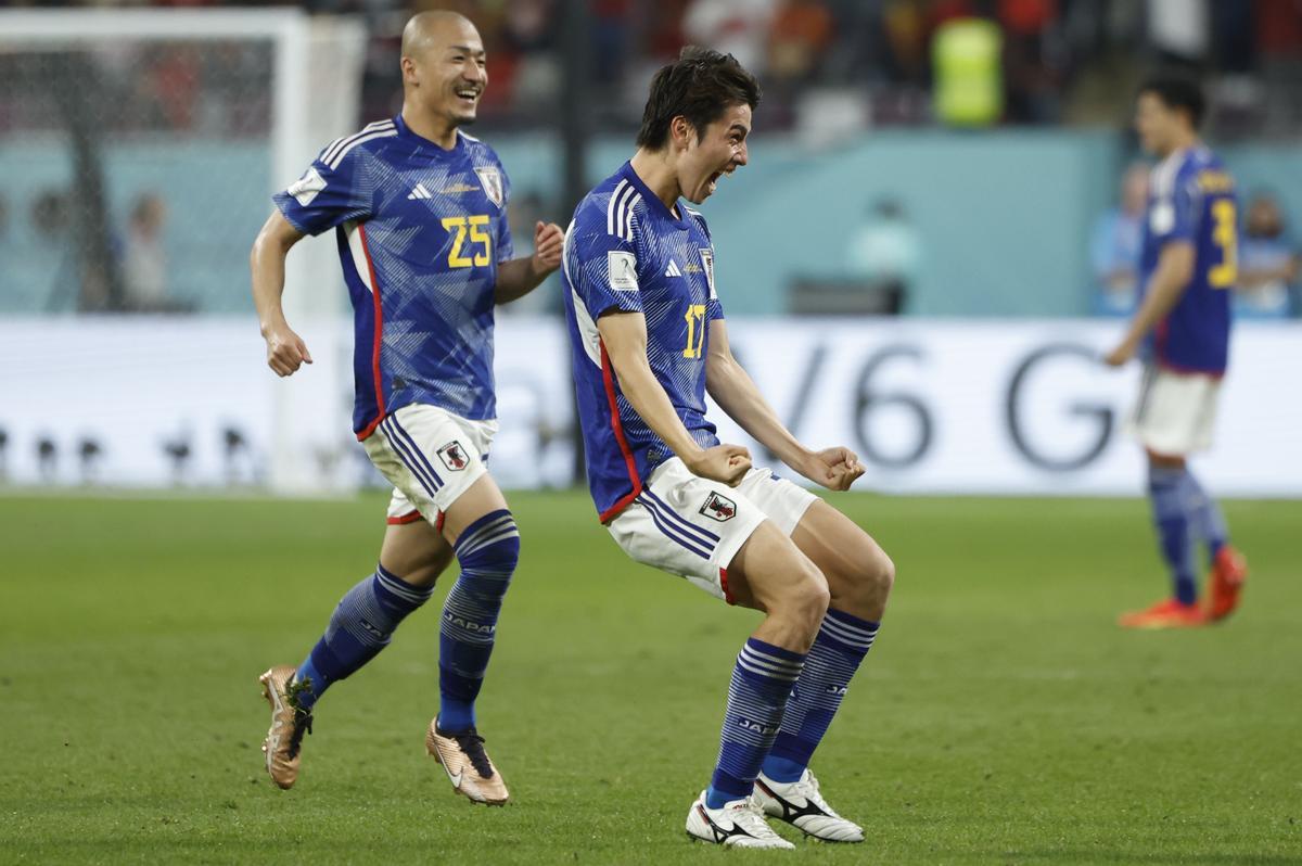 GR4015. DOHA (CATAR), 01/12/2022.- Ao Tanaka (c) de Japón celebra un gol hoy, en un partido de la fase de grupos del Mundial de Fútbol Qatar 2022 entre Japón y España en el estadio Internacional Jalifa en Doha (Catar). EFE/JuanJo Martín