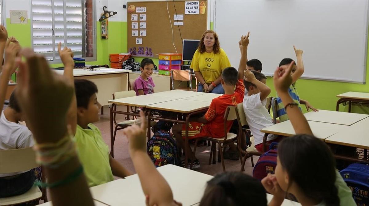  Alumnos de un colegio en hora de clase.