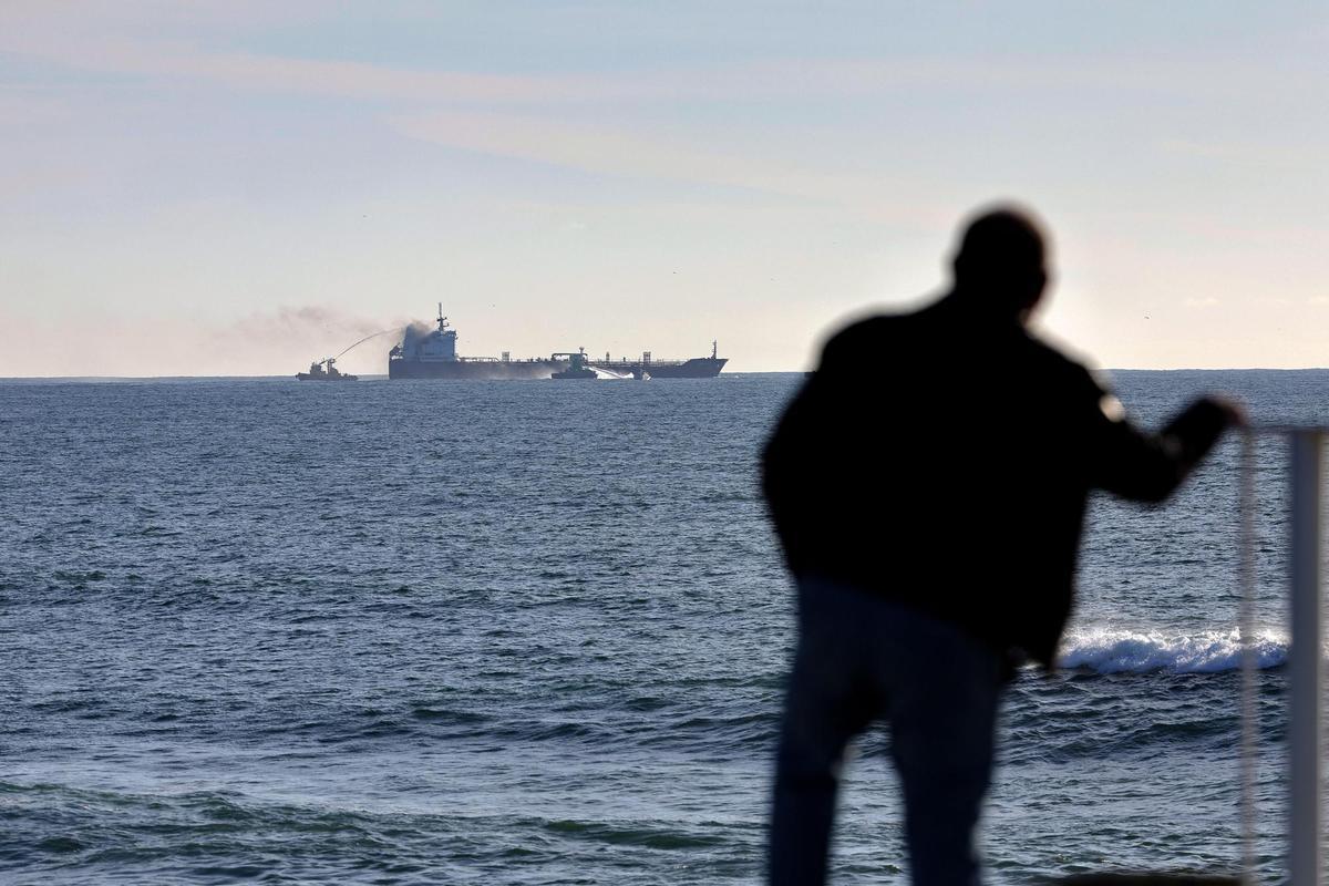 Un barco que transportaba combustible, en llamas, frente a Oporto