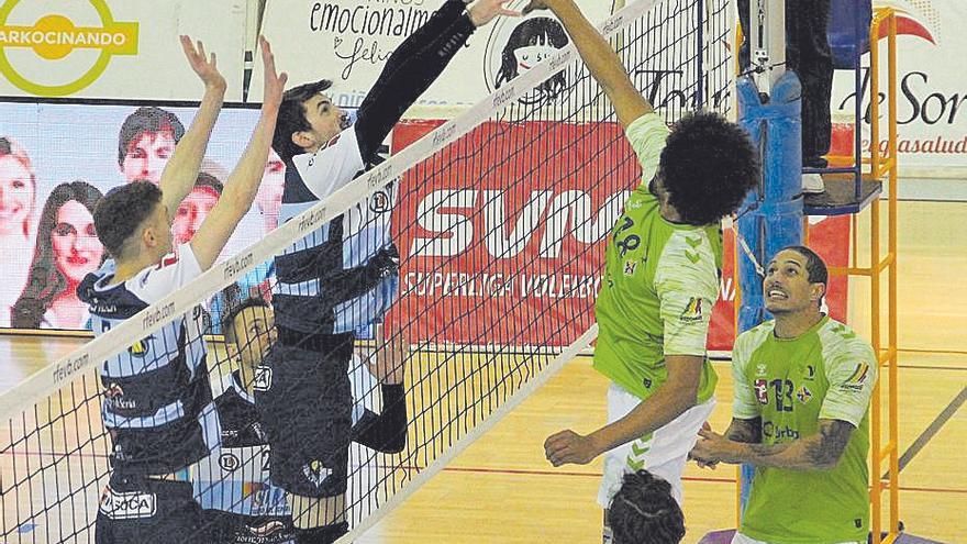 Elvis de Oliveira trata de superar el bloqueo de Soria.