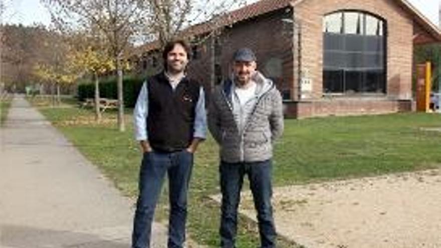 El director de l&#039;alberg, Xevi Sala, i el regidor, Jordi Caparrós.