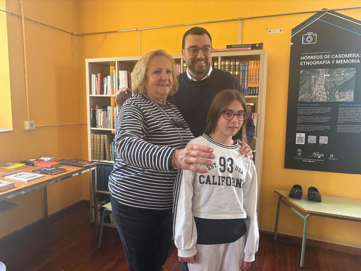 Enma de Vega y su abuela, Sara Nespral, con Adrián Barbón en la nueva biblioteca de Casomera, en Aller