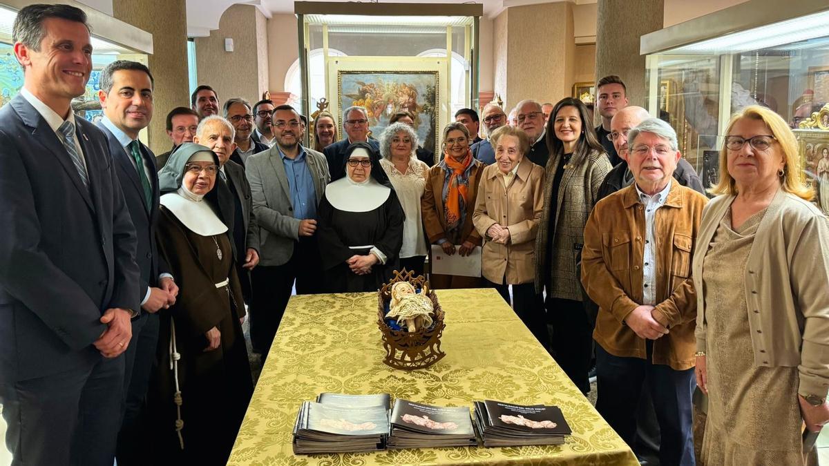 Autoridades, miembros de Amics del Pouet del Sant, restauradoras y personas vinculadas a la basílica participaron en la presentación del Niño Jesús de cera restaurado.