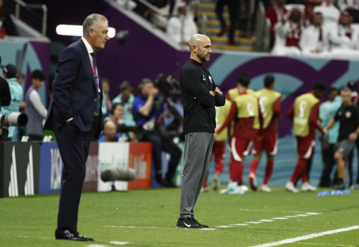 Catar - Ecuador. El seleccionador de Qatar, Fèlix Sánchez, observa el juego en segundo plano, más allá de Gustavo Alfaro, el técnico de Ecuador.