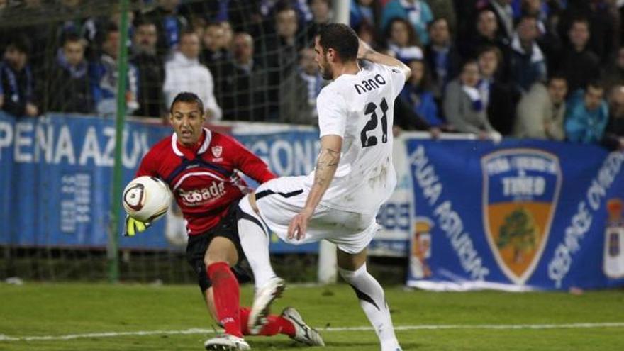 Nano, en el momento de superar a Ponzo para marcar el primer gol del Oviedo | irma collín