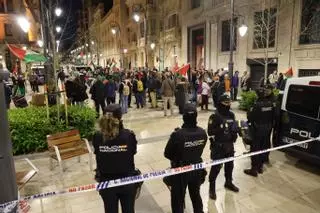 Concentración frente al Teatro Principal de Alicante contra el concierto de Jerusalem Quartet