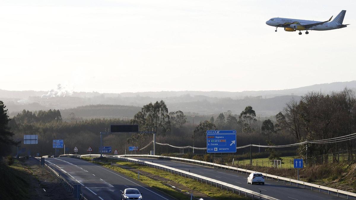 Un avión se dispone a aterrizar en el aeropuerto Rosalía de Castro de Santiago.