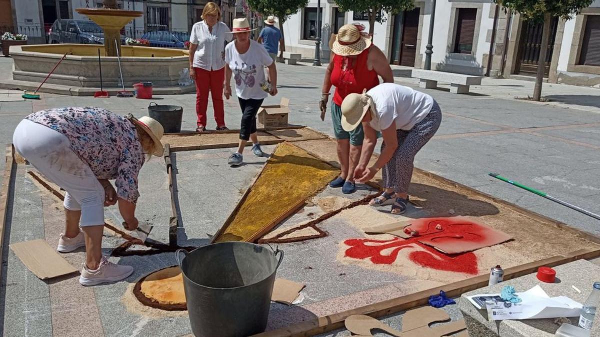 “La Mayuela” arranca su programa de verano con decoración callejera y una alfombra de Santiago Apóstol