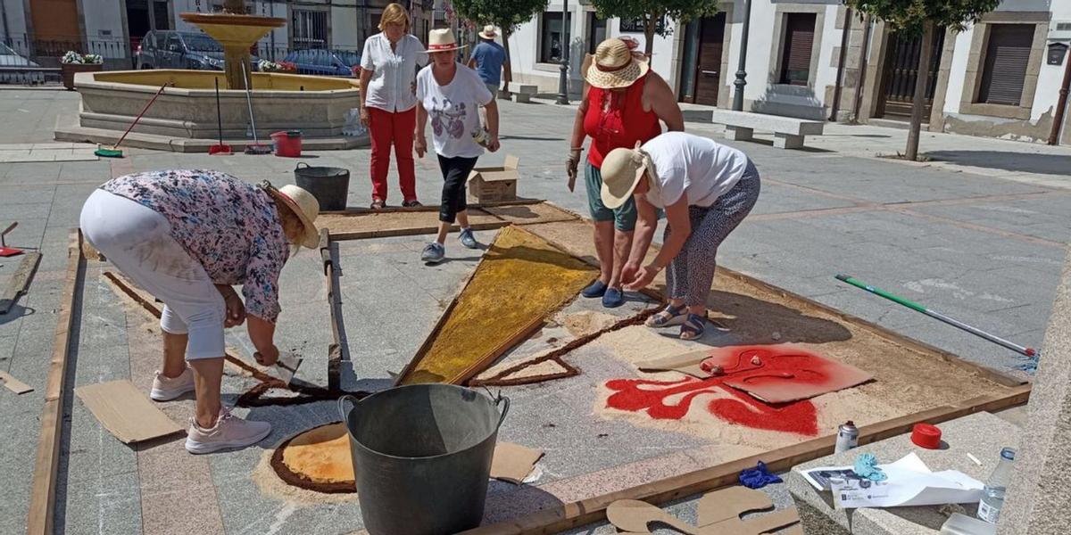 “La Mayuela” arranca su programa de verano con decoración callejera y una alfombra de Santiago Apóstol