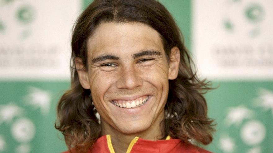 El tenista español Rafa Nadal sonríe durante una rueda de prensa del equipo español de Copa Davis  . España se enfrentará a Alemania en la eliminatoria de cuartos de final del Grupo Mundial de la Copa Davis del 11 al 13 de abril en Bremen.