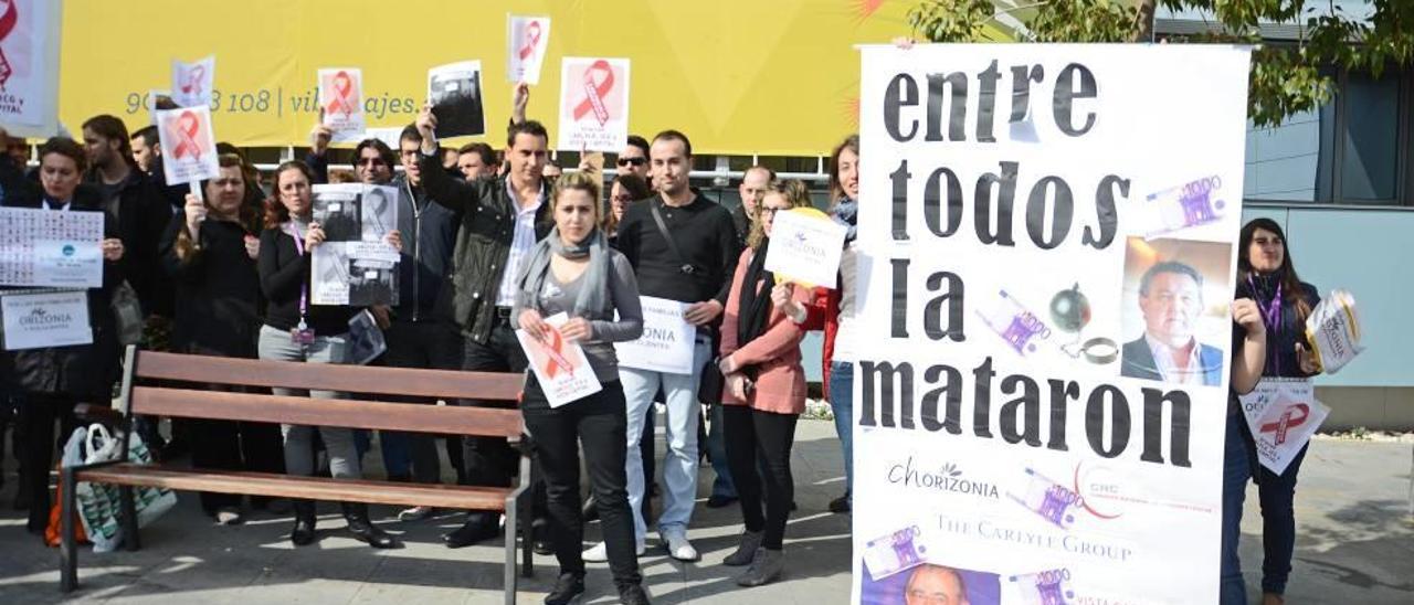 Una escena que se repitió mucho en 2012 y 2013: trabajadores de Orizonia manifestándose ante la sede de su empresa en el Parc Bit.