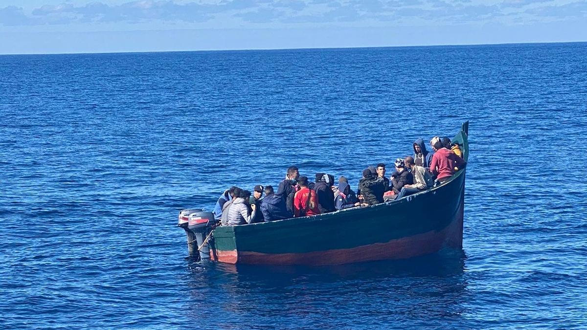 Patera con migrantes detectada hace unos días en la Reserva Marina de los Islotes del Norte de Lanzarote.